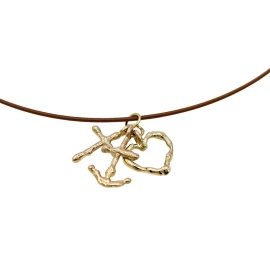 gouden hanger geloof hoop liefde groot goud met organische vormgeving sfeerfoto