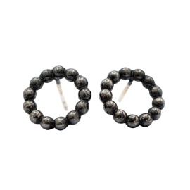 zilveren oorbellen gigi black met bolletjes sfeerfoto