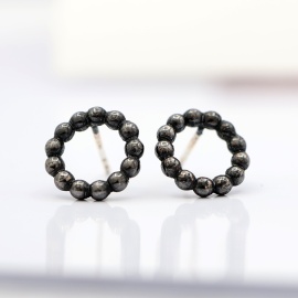 gigi_black_zilver_geoxideerde_ronde_oorbellen_met_bolletjes