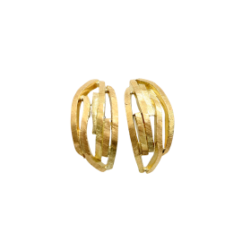 gouden_oorbellen_in_een_bolle_vorm_van_lijne_met_structuur_naast_elkaar