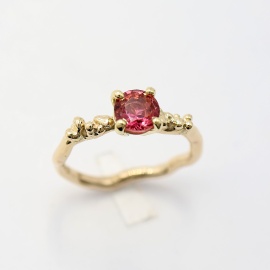gouden_ring_bled_organische_solitaire_ring_met_roze_toermalijn