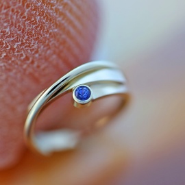 gouden_ring_kusje_handgemaakt_van_collectie_hou_me_vast_met_blauwe_saffier