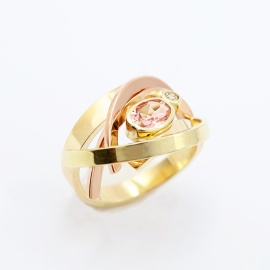 gouden_ring_met_licht_roze_toermalijn_ovaal_champagne_diamant_luxe_cadeau_vrouw_hou_me_vast_goudsmid_tessa_reijmers_arnhem_centrum_strak_modern_design_134775175