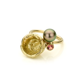 gouden_ring_met_parel_en_watergietsel_van_goudsmid_tessa_reijmers