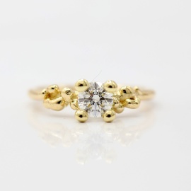 gouden_ring_shivia_met_lab_grown_diamant_in_organisch_design_solitaire
