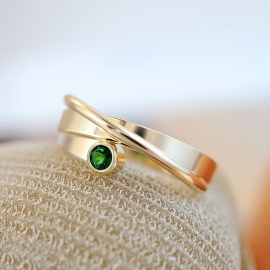 gouden_ring_teder_met_groene_chroomtoermalijn_sfeerfoto