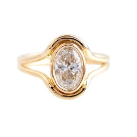 gouden ring grace met diamant sfeerfoto