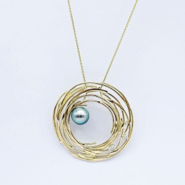 gouden hanger alcyone met parel en diamanten sfeerfoto
