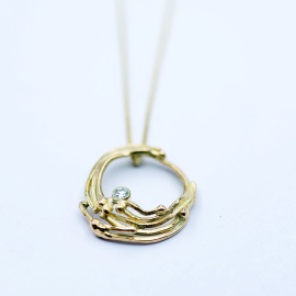gouden hanger almone goud met diamant en organische vormgeving sfeerfoto