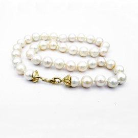 gouden collier lone-c2 met Edison parels sfeerfoto