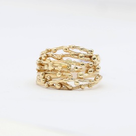 gouden ring nin in organische stijl sfeerfoto