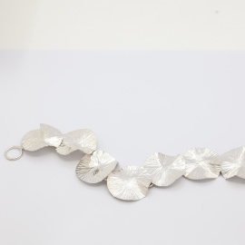 kekai_organische_zilveren_armband_met_bewerkte_ronde_schijven