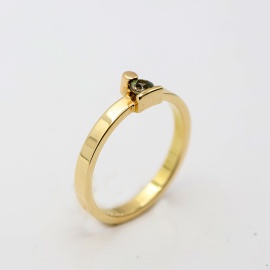 korund_gouden_klassieke_strakke_ring_met_gekleurde_steen