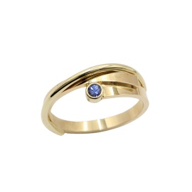 gouden ring kusje met saffier sfeerfoto