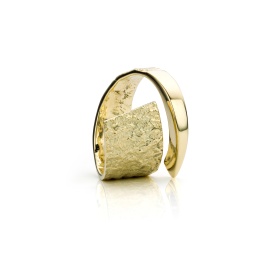 lahar_gouden_ring_met_ruwe_en_gladde_structuur_handgemaakt_goudsmid_tessa_reijmers