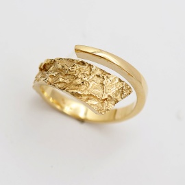 gouden ring laze in organische stijl sfeerfoto
