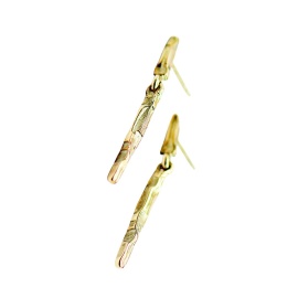 gouden oorbellen lilius goud met speelse hanger sfeerfoto