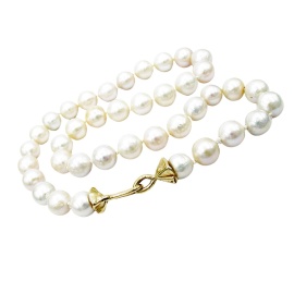 gouden collier lone-c2 met Edison parels sfeerfoto