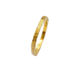 gouden ring mart met mat en licht glanzende afwerking sfeerfoto