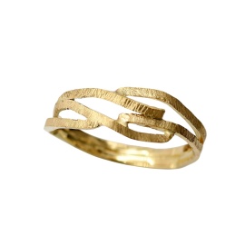 gouden ring maru organische stijl sfeerfoto