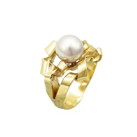 gouden ring maupiti met zoetwaterparel sfeerfoto