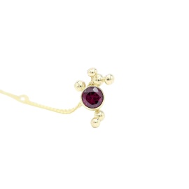 gouden hanger merope met rhodoliet sfeerfoto
