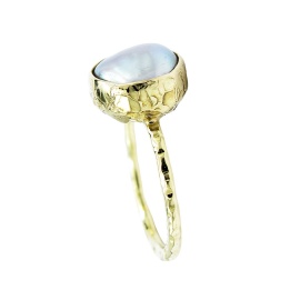 gouden ring mola-r1 met zoetwaterparel sfeerfoto