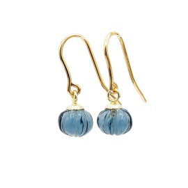 gouden oorbellen molly blue met toermalijn sfeerfoto