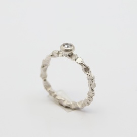 moos_handgemakate_zilveren_ring_met_mooie_witte_saffier_organishe_ring