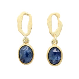 gouden oorbellen nelly blue met saffier sfeerfoto