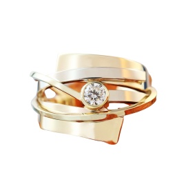 gouden ring omhelzing met diamant sfeerfoto