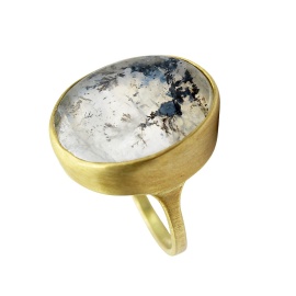 gouden ring opaly-r1 met rutielkwarts sfeerfoto