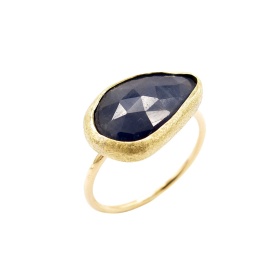 gouden ring perscha-r18 met nachtblauwe saffier sfeerfoto
