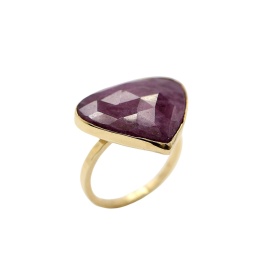 gouden ring perscha-r4 met paarse saffier sfeerfoto