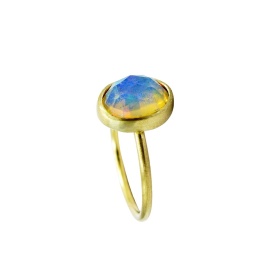 gouden ring perscha-r7 met opaal roos geslepen sfeerfoto