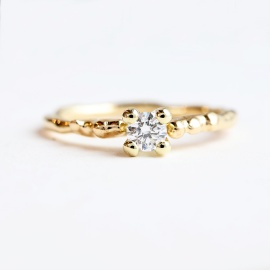 pronk_gouden_gereticuleerde_gouden_ring_met_lab-grown_diamant_met_bolletjes_goudsmid_tessa_reijmers_arnhem