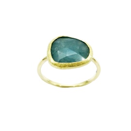 gouden ring rifa met natuurlijke aquamarijn sfeerfoto