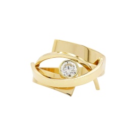 gouden ring samen met diamant sfeerfoto