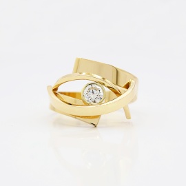 samen_dynamische_gouden_ring_in_strak_design_met_050_ct_diamant_handgemaakt_door_goudsmid_tessa_reijmers_1400302781