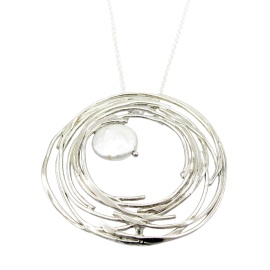 zilveren hanger saturnus met platte zoetwaterparel sfeerfoto