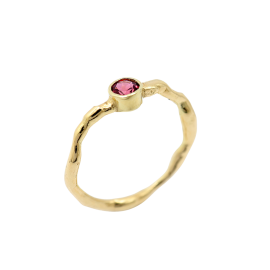smalle_gouden_ring_organisch_met_rozerode_granaat_verloven_alternatieve_trouwring_persoonlijk_dieraar_sieraad_cadeau_vrouw_minimalistisch_design_goudsmid_arnhem_centrum_juwelier_-_bewerkt_731358993