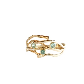 gouden ring soeren groen met saffieren sfeerofoto