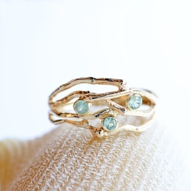 gouden ring soeren groen met saffieren sfeerofoto