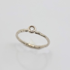 solly_handgemaakte_zilveren_organische_ring_door_tessa_reijmers_met_diamant_0_10_lab_grown