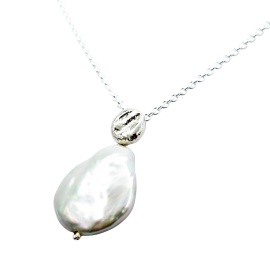 zilveren collier syl-h met zoetwaterparel sfeerfoto