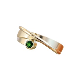 gouden ring teder groen met toermalijn sfeerfoto