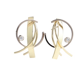 gouden oorbellen twirl met lab grown diamant sfeerfoto