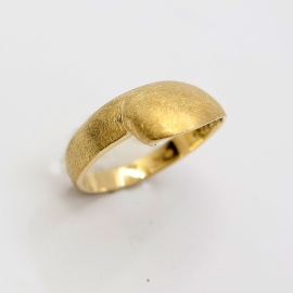 twizzel-3_matte_gouden_ring_handgemaakt_door_goudsmid_tessa_reijmers_in_arnhem_centrum
