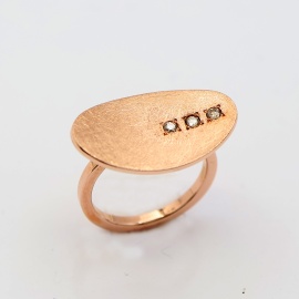 twizzel-rose_ring_rose_goud_met_3_diamantjes_en_mat_schijfje_op_ring_en_gladde_glanzende_scheen