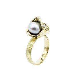 gouden ring wai-o-tapu met zoetwaterparel sfeerfoto